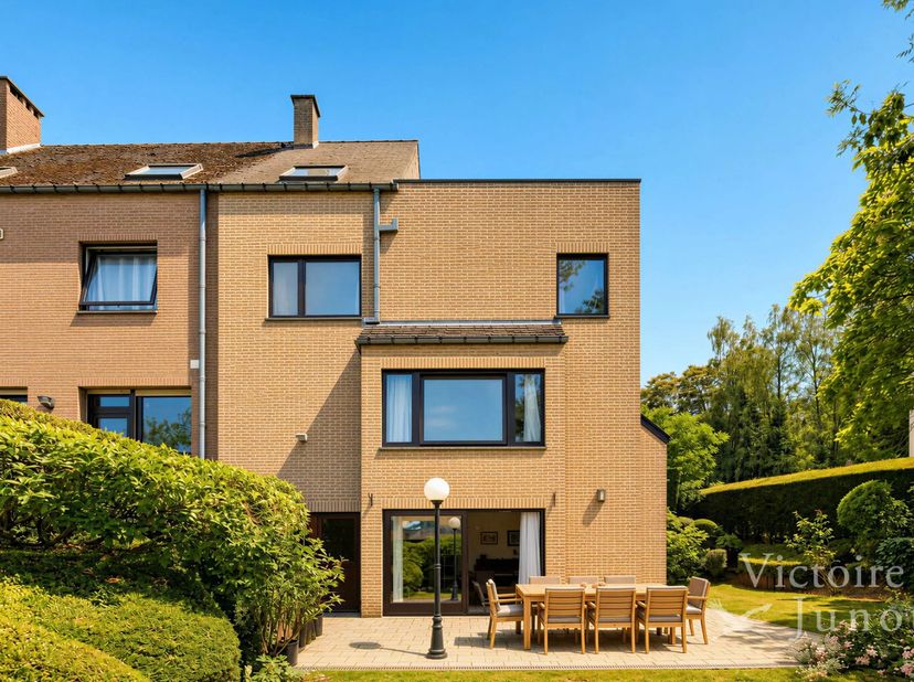 Victoire Junot heeft het genoegen u exclusief dit ruime huis met 3 gevels van 254m² bruut voor te stellen, ideaal gelegen in een rustige buurt, in een