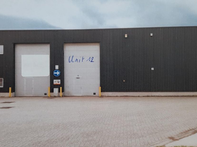 Bedrijfsunit op  toplocatie  met  magazijn , kantoorruimte  63 m² ,  mezzanine 100 m² en  2  autostaanplaatsen.<br />
Commercieel  gelegen   aan E34
