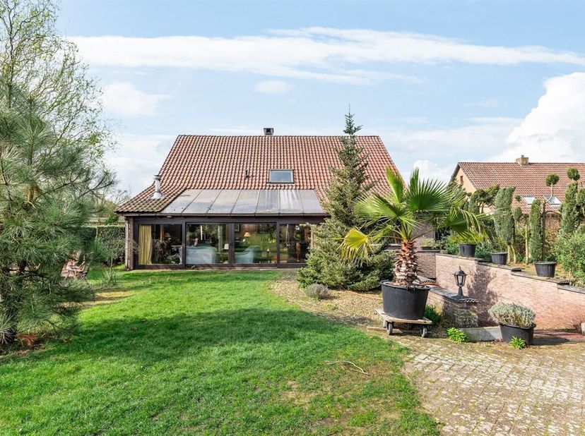 Locatie:<br />
In het Hoogstraatse Meerle treffen we deze ruime gezinswoning in een zeer groene en bosrijke omgeving. Op korte afstand ligt het dorpsc