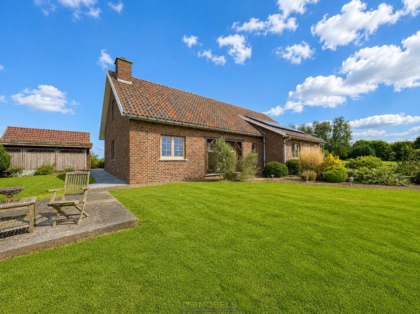 À vendre : Spacieuse maison 4 façades avec vue dégagée sur la campagne à Ellezelles !