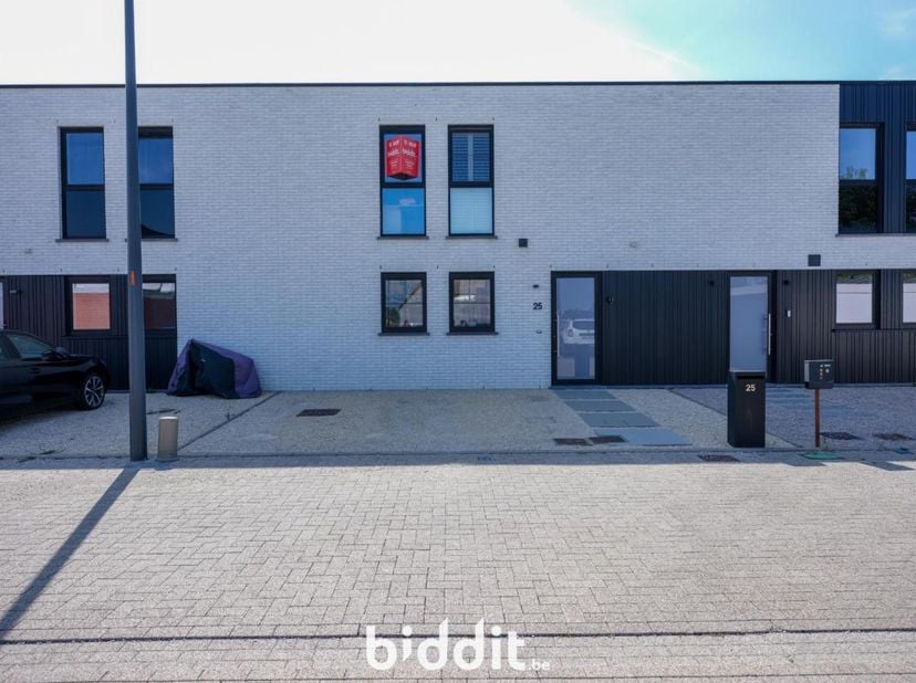 STIJLVOLLE INSTAPKLARE WONING - <br />
<br />
Op zoek naar een stijlvolle, instapklare woning waar comfort, kwaliteit en energiezuinig wonen hand in h