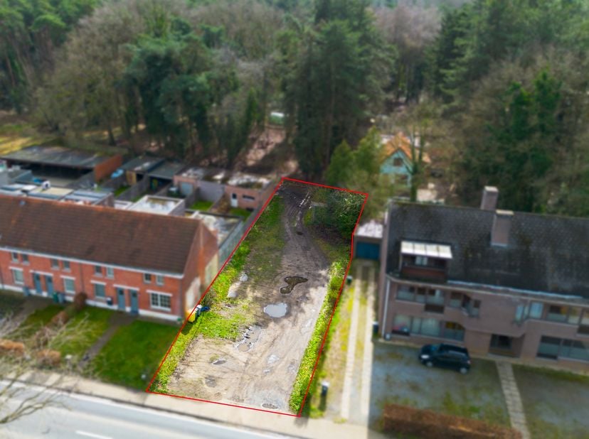Ligging: Centraal gelegen vlakbij het centrum van Lichtaart, openbaar vervoer, winkels, scholen en achterliggend bosgebied.<br />
Omschrijving:<br />