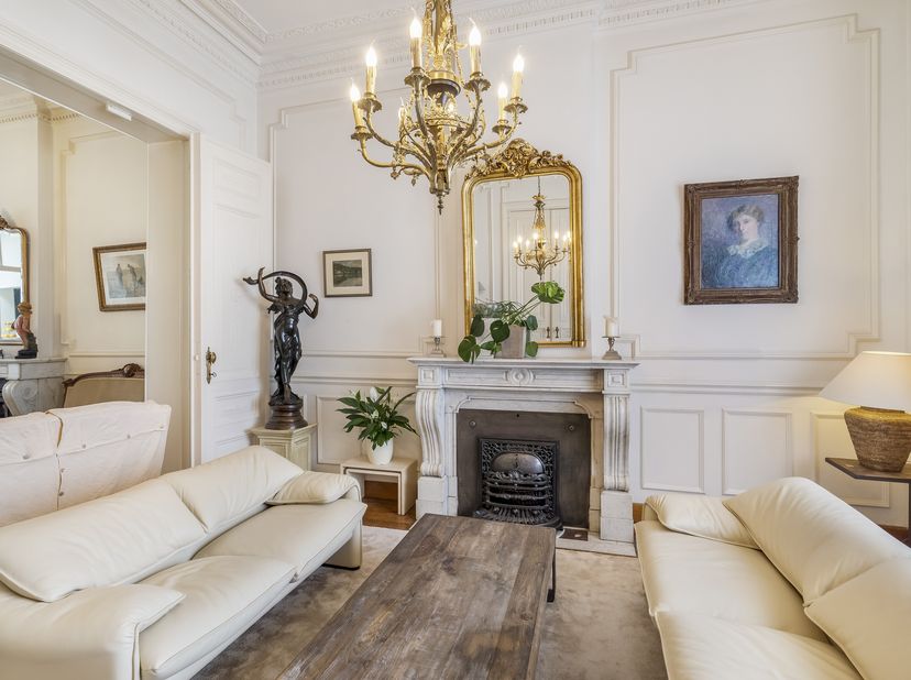 Maison de maître classique et rénovée datant de 1909, offrant une luminosité exceptionnelle, de grands volumes et un magnifique jardin.<br />
<br />
-