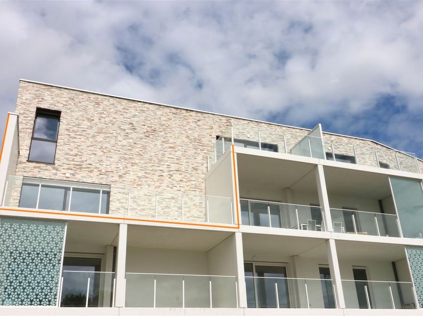Dit stijlvolle en energiezuinige appartement bevindt zich op een uitstekende locatie in het centrum van het groene en bosrijke Averbode, recht tegenov