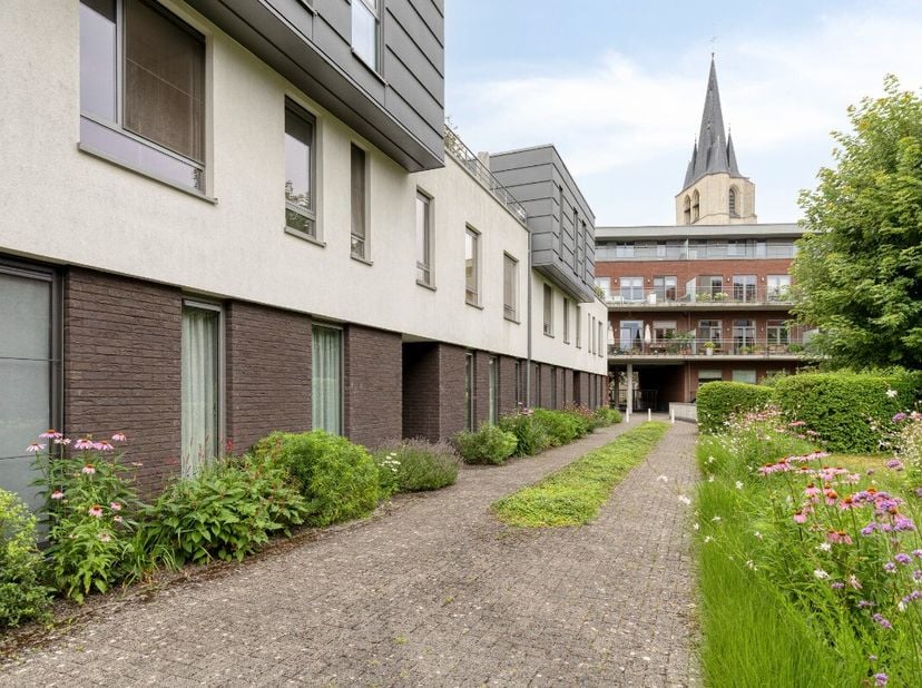 Te huur: ruim appartement in het centrum van Mechelen, vlak bij scholen, park en alle stadsvoorzieningen.Dit appartement combineert comfortabel wonen
