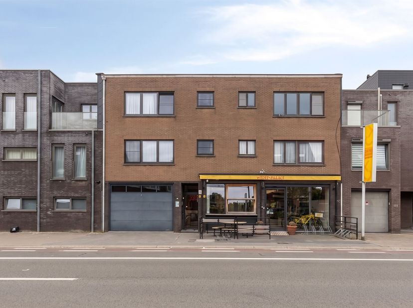 Dit instapklaar appartement te koop is gelegen aan de Plezantstraat, op wandelafstand van talloze winkels, voorzieningen voor sport en ontspanning en