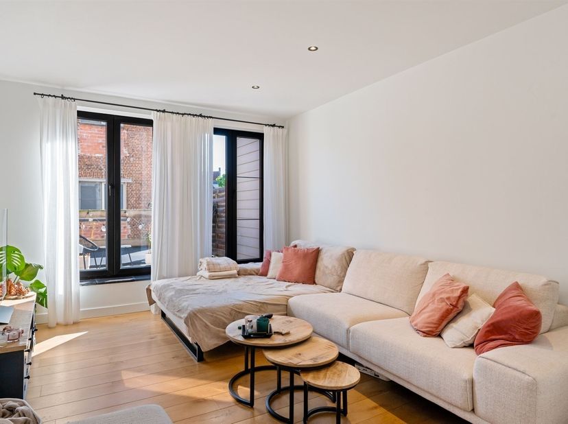 Dit stijlvolle duplexappartement met 2 slaapkamers ligt op slechts 100 meter van de Grote Markt in het bruisende centrum van Lier. Het pand bevindt zi