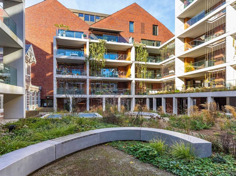 Au cœur du centre de Hasselt, sur la confortable place Groenplein et l'ancien hôtel de ville, se trouve cette maison de retraite assistée dans la rési