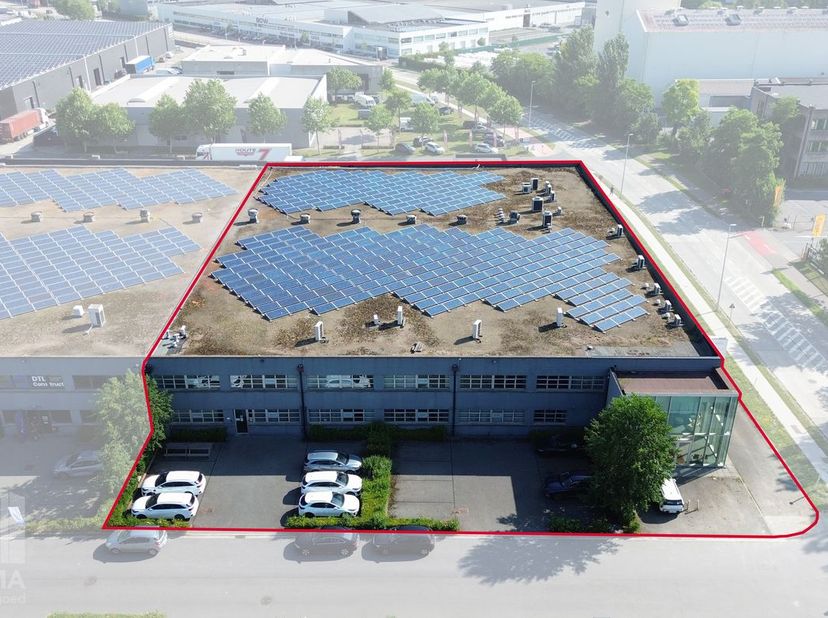 Langs de&amp;nbsp;Pathoekeweg in Brugge&amp;nbsp;bevindt zich dit veelzijdige bedrijfscomplex op een totale grondoppervlakte van 4.890 m², bestaande uit een l