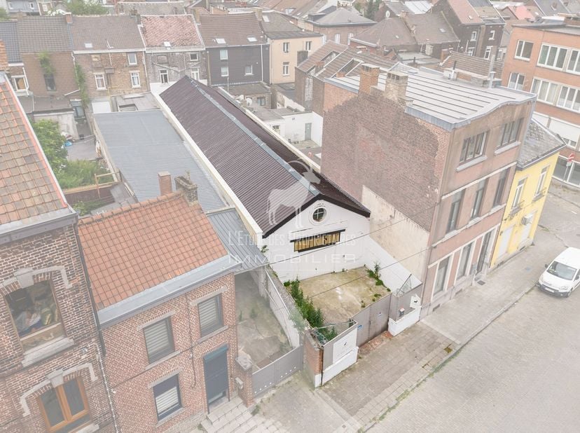 Agentuurreferentie: L6031-439<br />
*** Virtuele rondleiding: https://envisite.net/vtour/fr/thhyzs/frame<br />
Zoekt u een functionele en ruime locati
