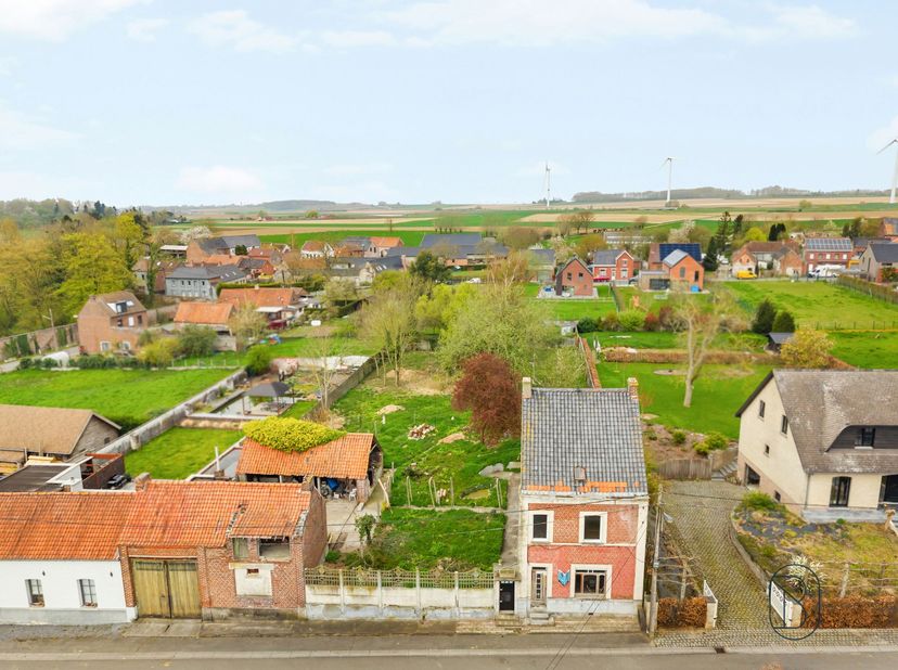 Te renoveren HOB, bouwgrond, en schuur, ideaal als projectgrond! <br />
Enorm veel potentieel op een mooie locatie. <br />
Straatbreedte: 27m!, 1570m2