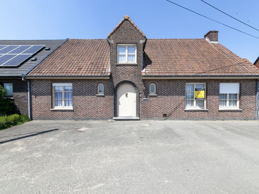 RUIME, VERZORGDE WONING MET POTENTIEEL -<br />
<br />
Halfopen bebouwing.<br />
Gelegen in een groene omgeving (agrarisch gebied).<br />
Bestaande uit