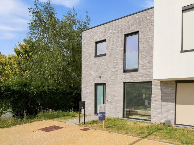 Perfect instapklare woning met 3 slaapkamers en een tuin met uitweg in een gegeerde autoluwe woonwijk te Heule. De private carport ligt op slechts 60