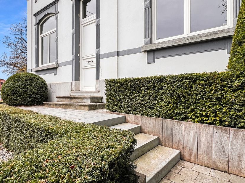 <br />
Découvrez cette magnifique maison de maître, entièrement rénovée, où volumes généreux, style raffiné et lumière naturelle créent un effet imméd