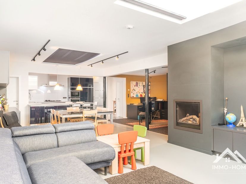 Deze verrassend grote rijwoning zit verborgen achter een mooie gevel, en is gelegen vlakbij het centrum van Lokeren. Via een ruime inkomhal (met gaste