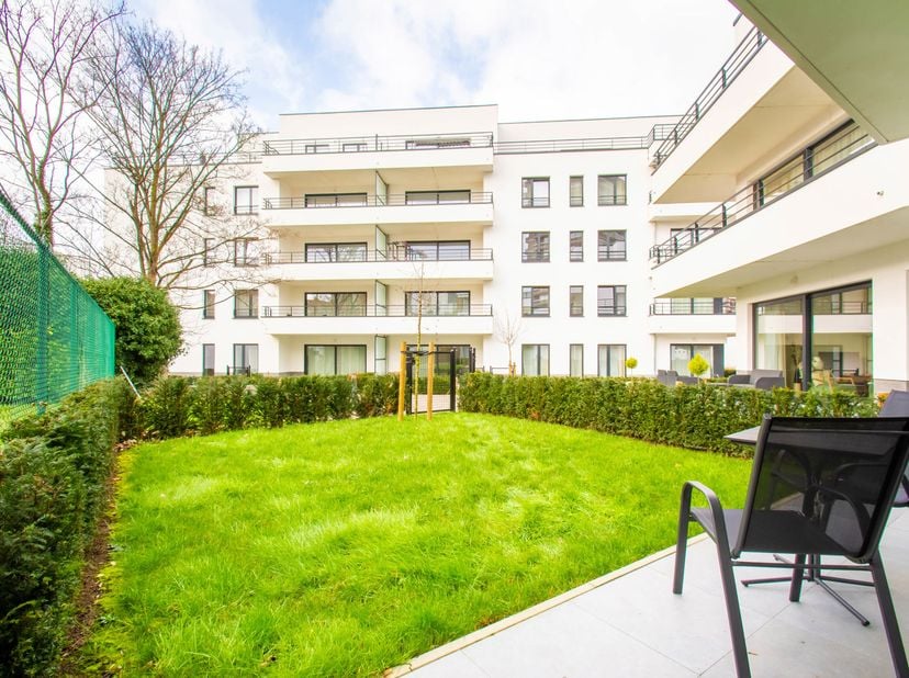AMP D0.1 - Je vindt dit prachtige gemeubelde studio-appartement op een steenworp van de NAVO, in een kleinschalig en recent gebouw uit 2017, dat voorn