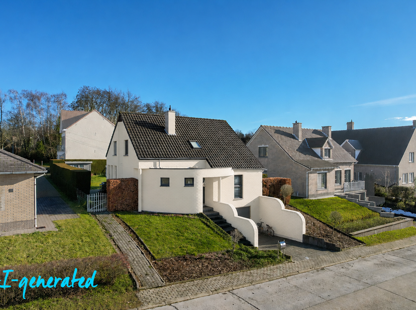 Dans le quartier résidentiel calme et prisé de Kruiskouter à Leefdaal, vous trouverez cette charmante maison étonnamment spacieuse sur un terrain de 5