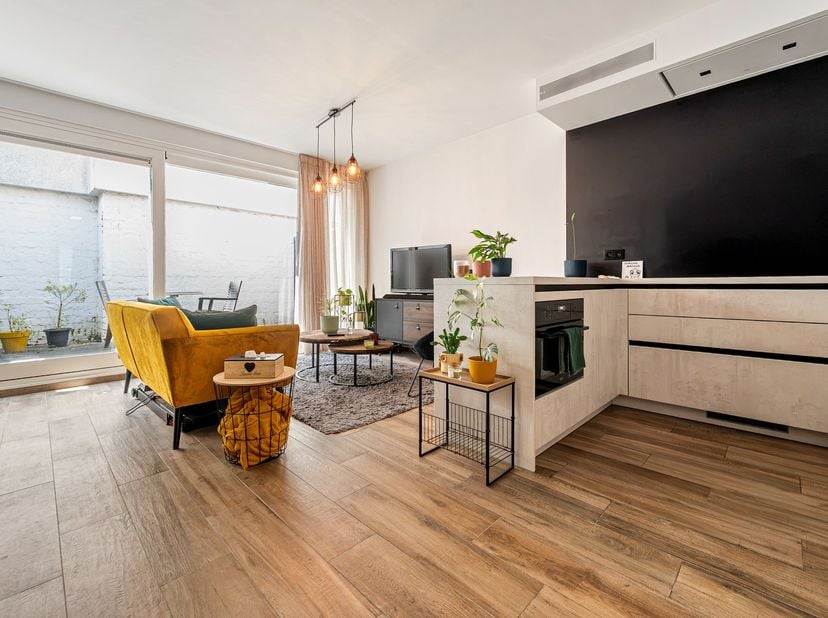 Dit stijlvol appartement (ca 80m2) is achterin gelegen op een afgesloten site met binnenpatio, weg van de drukte maar toch pal in het centrum. In 2015