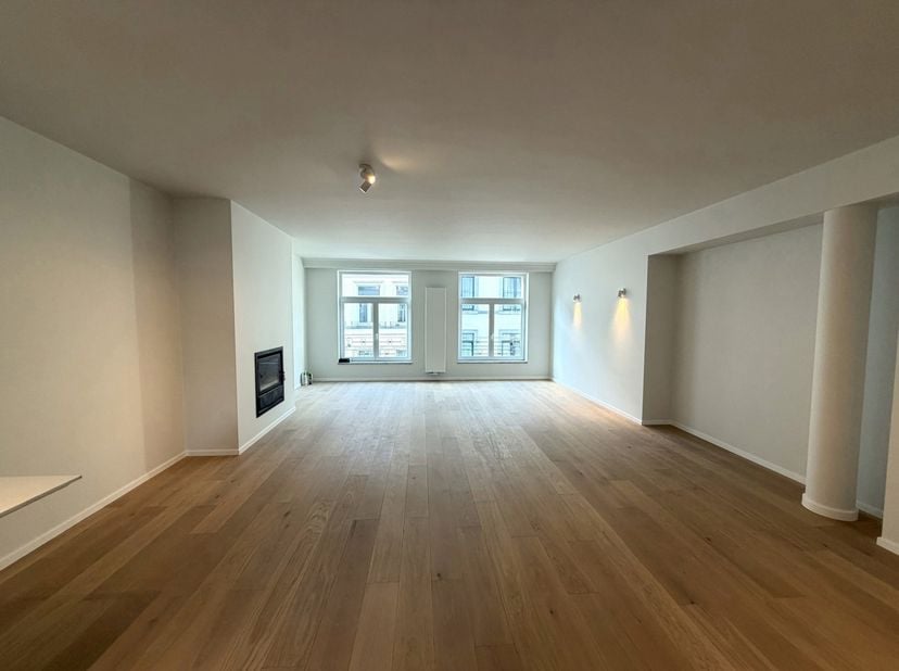 EERSTE BEWONING<br />
Gelegen in een van de meest aangename straten van Sint-Gillis, in het gegeerde Hoge Stad-gedeelte van Brussel, bevindt zich dit