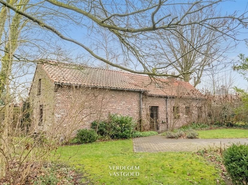 Situation<br />
Molenhoek est un quartier résidentiel authentique et tranquille, nommé d'après le moulin à blé disparu du 15e siècle.<br />
Belzele