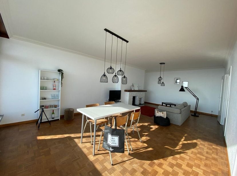 Ruim en lichtrijk appartement te huur!<br />
<br />
Dit aangenaam en lichtrijk appartement omvat een inkomhal met vestiaire, apart gastentoilet en han