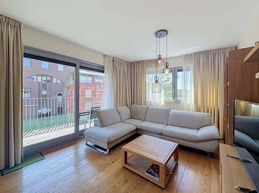 Cet appartement meublé de haute qualité offre une combinaison unique : vivre sur le très convoité Kouter, mais en toute tranquillité. <br />
<br />
L'