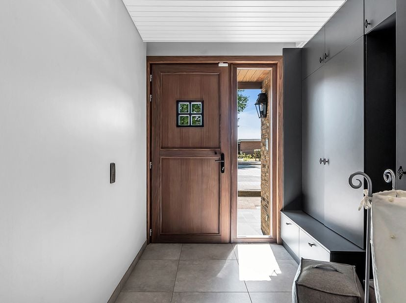 Dit verzorgd appartement uit 1997 biedt met een bewoonbare oppervlakte van 211 m² verrassend veel ruimte en mogelijkheden. Vier slaapkamers, een polyv