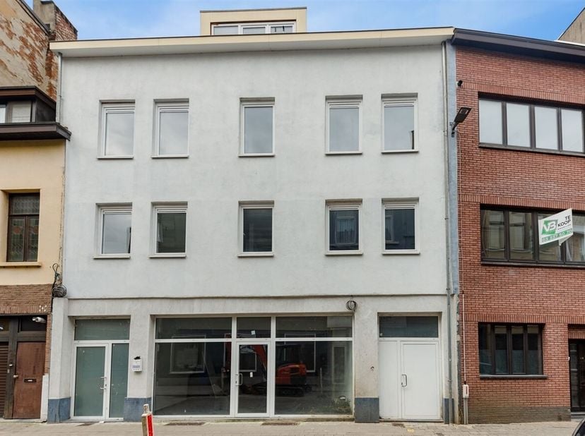 Lichtrijk appartement (75 m²) op de derde verdieping met terras<br />
Ligging: Deze woning is centraal gelegen in Antwerpen, nabij het Centraal-Statio