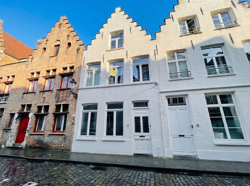 Historisch centrum Brugge.&amp;nbsp; Tussen de Vismarkt en de Coupure.&amp;nbsp;<br />
Prachtige, AUTHENTIEK GERENOVEERDE BURGERWONING met 4 SLAAPKAMERS, badk