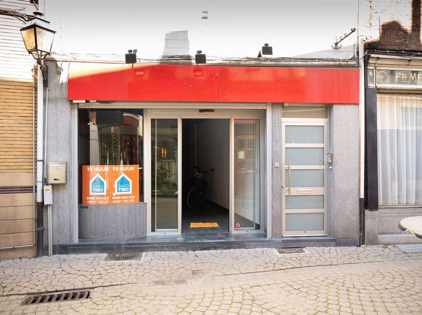 Dit handelspand is ideaal voor horecadoeleinden en bevindt zich op een toplocatie in een winkel- en wandelstraat, in het centrum van Tienen. <br />
He