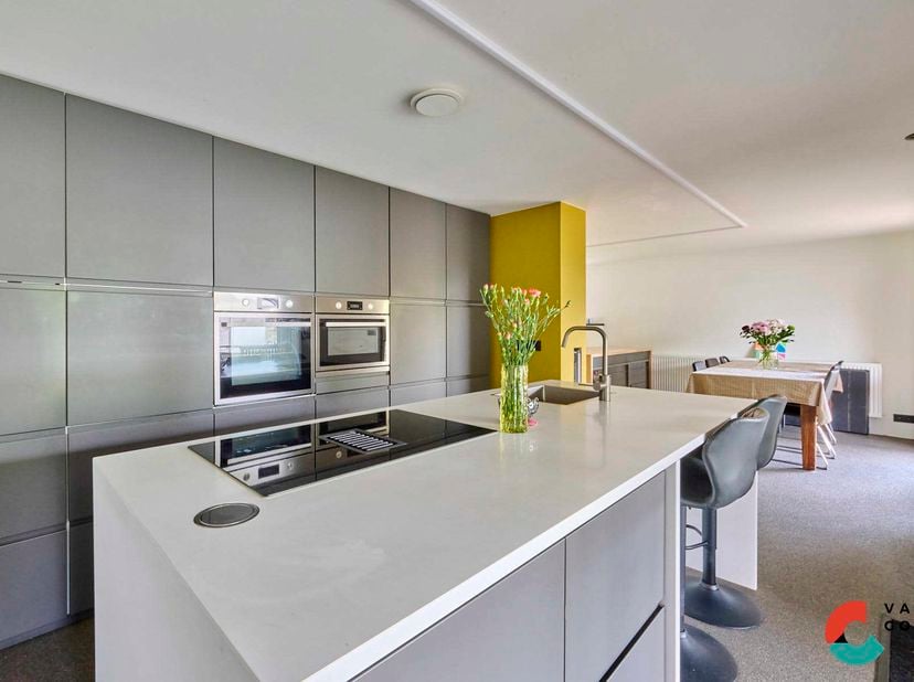 Deze instapklare gezinswoning is gelegen op een WEST gericht perceel van 9are met een prachtig groen uitzicht.<br />
De woning combineert ruimte, comf