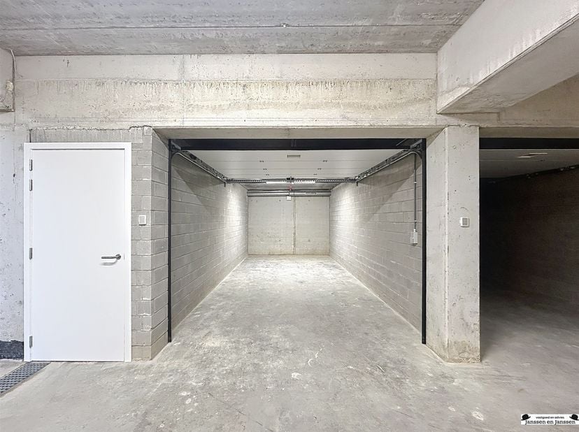 Parking souterrain dans le projet Goorbos<br />
<br />
Ces places de parking sont situées sous le nouveau projet Goorbos.<br />
L'entrée se fait pa