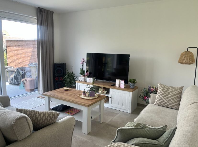 Te huur: verzorgde, halfopen bebouwing gelegen in een rustige en residentiële straat in Ingooigem.Indeling: De woning beschikt over een lichtrijke lee