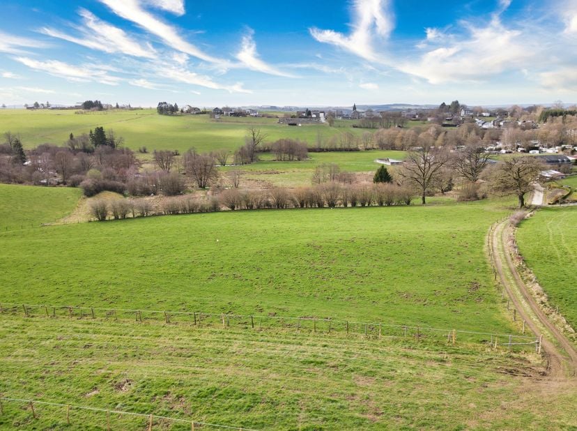 Prachtig terrein dat als één kavel wordt verkocht; dit geheel biedt een zeldzame kans voor investeerders of projectontwikkelaars.<br />
Info +: bouwve