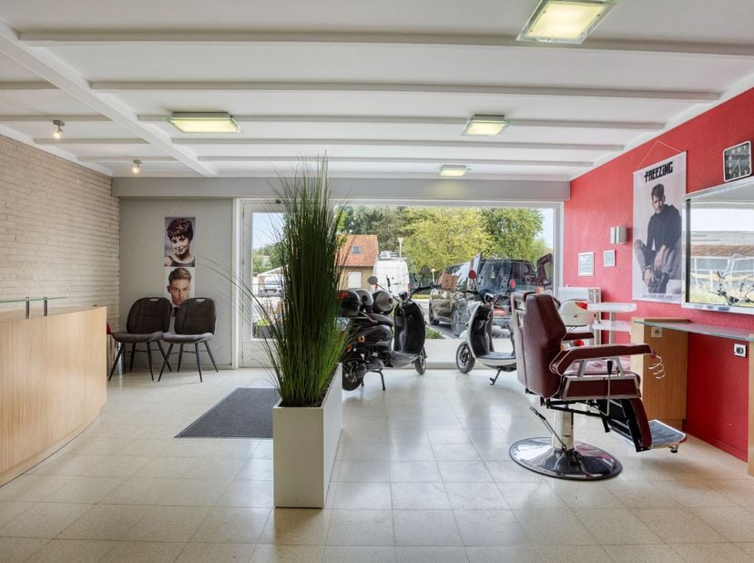 Gelegen op het gelijkvloers van residentie ‘Noord Uyt’, gelegen langs de Grauwe Broedersstraat in het centrum van Diksmuide, vinden we deze veelzijdig