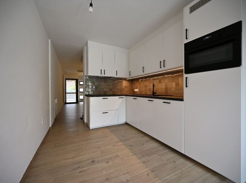Dit charmante huisje combineert slim ruimtegebruik met een hoogwaardige afwerking. Ideaal voor een single of dynamisch koppel dat houdt van comfortabe