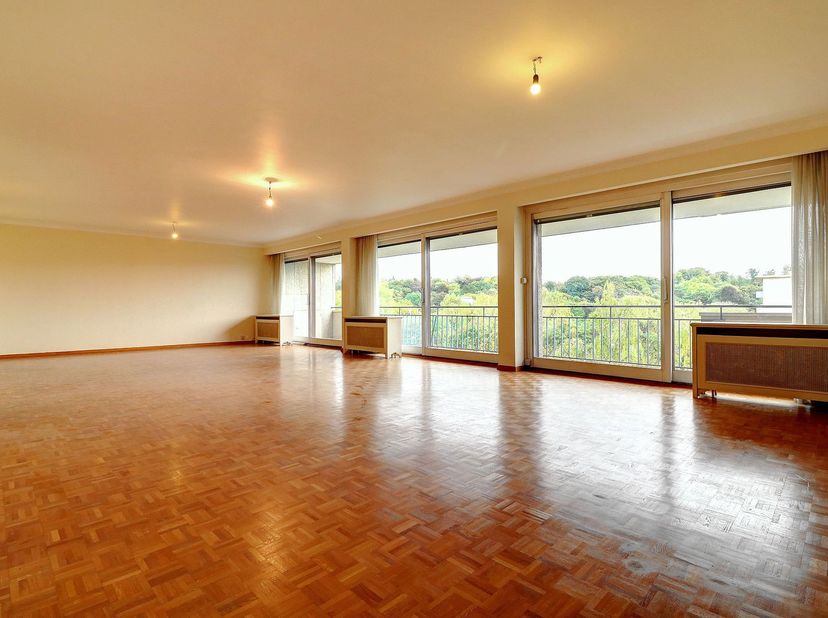 Zeer aantrekkelijk 155 m&amp;sup2; appartement bestaande uit :<br />
- een ruime inkomhal (9m&amp;sup2;) met vestiaire en gastentoilet<br />
- een nachthal (8