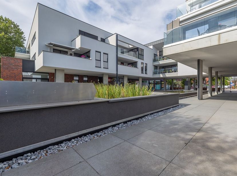 In een recente nieuwbouwresidentie in Begijnendijk vindt u deze ruime en lichtrijke penthouse met een bewoonbare oppervlakte van 93 m². Het appartemen