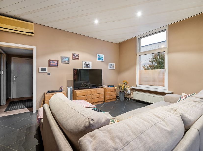 Ligging: Dit ruim appartement is centraal gelegen in het zonnige hartje Merksem nabij de Bredabaan. Verschillende scholen, winkels, horeca, sportvoorz