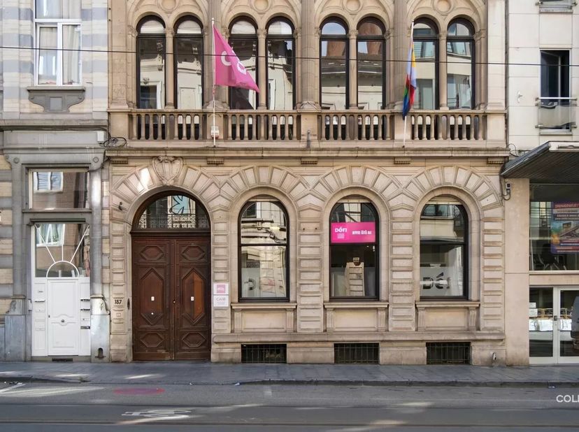 Op een steenworp van de Louizalaan en het Kasteleinsplein bevindt zich dit herenhuis uit omstreeks 1899, met een totale oppervlakte van meer dan 850 m