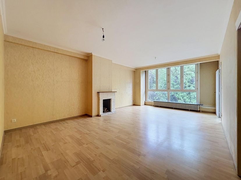 APPARTEMENT MET GARAGE<br />
<br />
Appartement op 3e verdieping rechts: een hall, een living, een bureel, een keuken, een badkamer, een WC, twee slaa