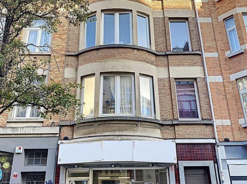 Quartier Vanderkindere/Coghen, non loin de l’Altitude 100, sur une partie commerçante de la chaussée d’Alsemberg, commerce de ± 150m² au rez-de-chauss