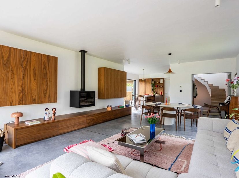 Deze volledig gerenoveerde woning (2024) combineert hedendaags comfort met een uitzonderlijk rustige ligging nabij Moerkesheide en het centrum. Ideaal