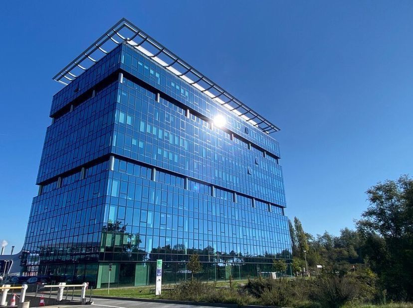 587m² high-end kantoren op 1ste verdieping van Schelde Offices (opsplitsbaar vanaf 250m²)<br />
Ligging: uitstekend gelegen langs R4 (uitrit UZ) en vl