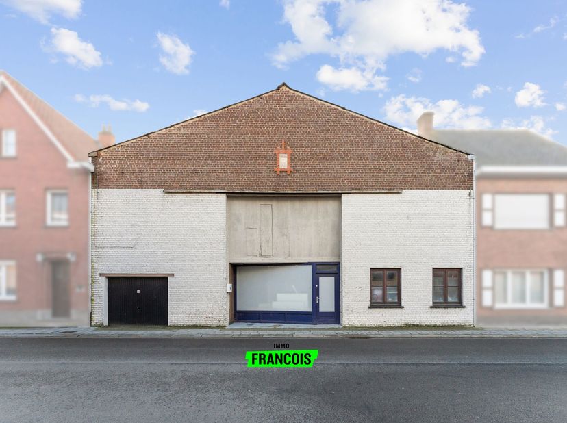 GRANDE HALLE<br />
Cette halle se situe dans le facilement accessible Ooigem, idéale pour indépendants, stockage, amateurs ou comme investissement.<br