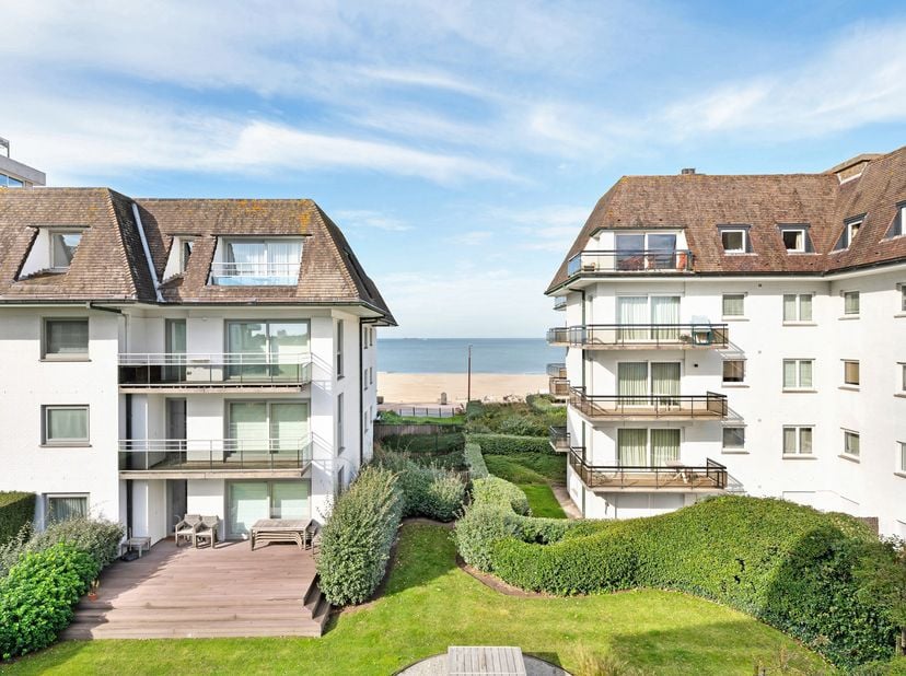 Schitterend instapklaar luxe-appartement met zeezicht, gelegen in een exclusieve villaresidentie in het Zoute. Indeling: inkomhal met vestiaire en gas