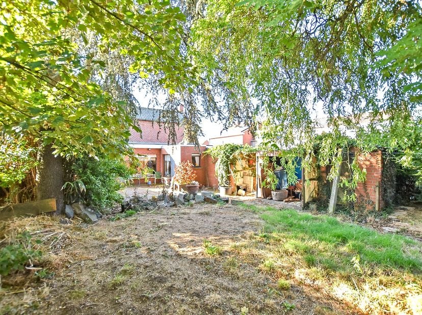 Te renoveren woning op een perceel van 392m² te Houthulst!<br />
Rustig gelegen, op het einde van een doodlopende straat, vinden we deze eigendom teru