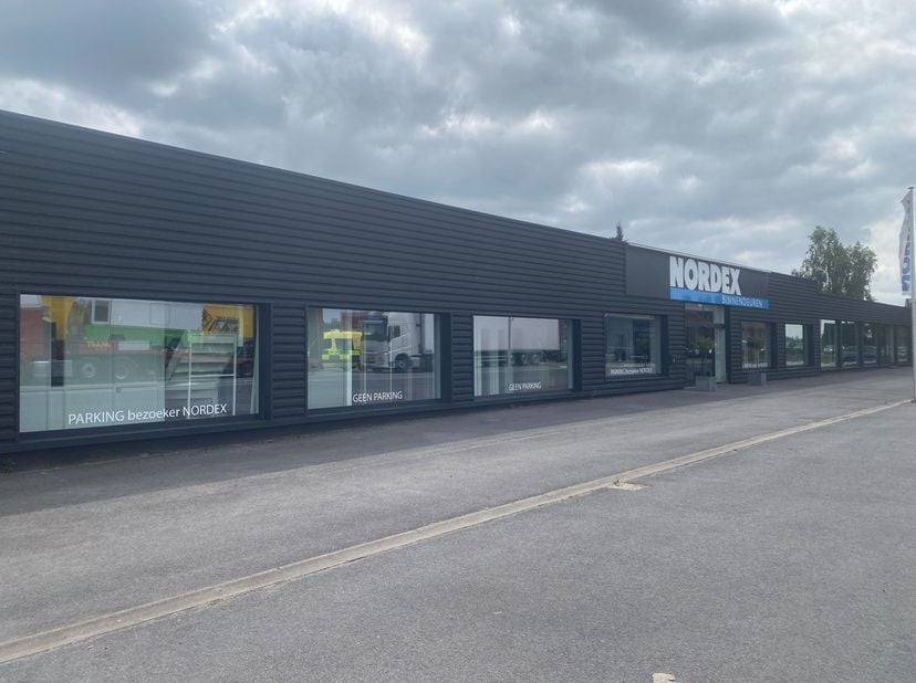 Locatie blijft de belangrijkste factor in retail. Dit handelspand scoort op dat vlak maximaal.<br />
<br />
Gelegen langsheen de Knokkebaan 8, ter hoo