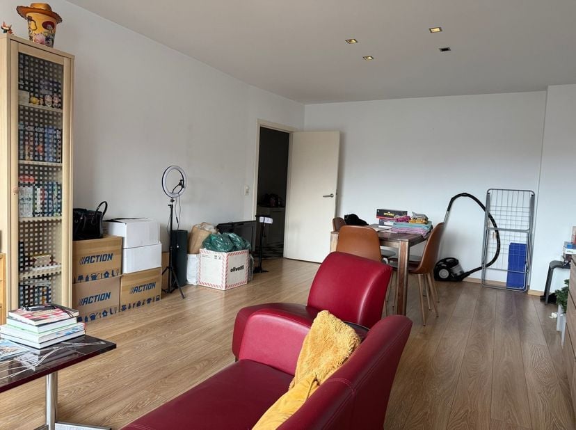 Ruim en licht appartement met 2 slaapkamers en lift <br />
<br />
Ligging: <br />
Rustige straat nabij het stadscentrum van Mechelen, met winkels,