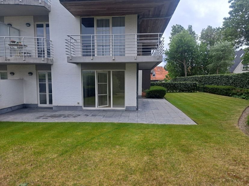 Heel ruim, modern gelijkvloers hoekappartement met ruim terras op wandelafstand van het strand.<br />
Indeling: inkom met vestiairekast , apart toilet